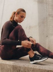 4F Buty treningowe na siłownię FAST_TRAINER damskie - czarne 38. Czarne obuwie sportowe 4f, z gumy, bez zapięcia, na fitness i siłownię. Za 299.99 zł.