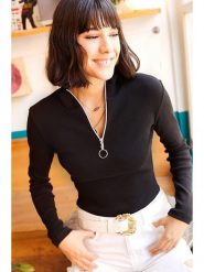 Olalook Koszulka w kolorze czarnym rozmiar: S. Czarne bluzki Olalook, s, bez wzorów, bez kołnierzyka, bez ramiączek. Za 56.93 zł.