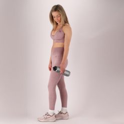Damski zestaw sportowy - Spodenki/Stanik - Różowy. Czerwone obuwie sportowe XTREME, z dresówki, bez zapięcia, na fitness i siłownię. Za 194.29 zł.