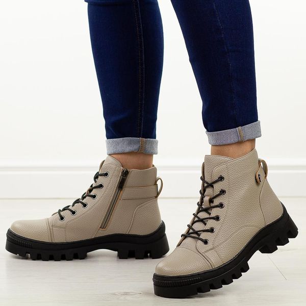 Khaki khpu botki damskie na traperze Potocki 19317. Brązowe botki POTOCKI, na jesień, bez wzorów, z dzianiny, z okrągłym noskiem, bez obcasa, bez zapięcia. Za 229.00 zł.