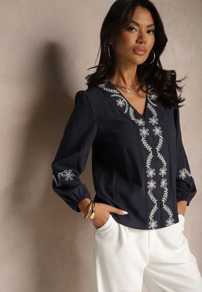 Granatowa Koszula z Wiskozą z Dekoltem V Zdobiona Haftem z Motywem Kwiatowym Gonarrae. Niebieskie koszule Renee, l, z aplikacjami, z jeansu, eleganckie, bez kołnierzyka, bez ramiączek. Za 109.99 zł.