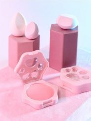 Gradientowy róż do policzków w opakowaniu w kształcie łapki - różowy. Róże Sinsay. Za 12.99 zł.