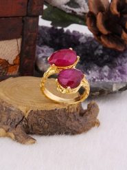 L'Atelier de Gaia Pozłacany pierścionek z agatem rozmiar: onesize. Różowe pierścionki L'Atelier de Gaia, z agatem, pozłacane. Za 79.03 zł.