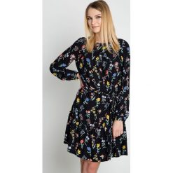 Czarna sukienka w kolorowe kwieciste wzory RABARBAR. Czarne sukienki RABARBAR, na co dzień, l, bez wzorów, z zamszu, bez kołnierzyka, bez ramiączek. W wyprzedaży za 209.00 zł.