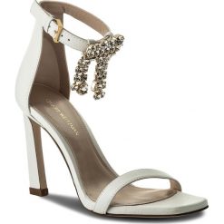 Sandały STUART WEITZMAN - 100Fringesquarenudist XO26911 Off White Cush Nappa. Białe sandały Stuart Weitzman, bez wzorów, ze skóry, eleganckie, bez obcasa, na obcasie, bez zapięcia. W wyprzedaży za 1,509.00 zł.