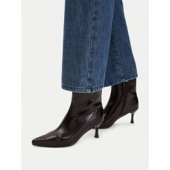 Botki DeeZee. Czerwone botki DeeZee, bez wzorów, bez obcasa, na szpilce, bez zapięcia. Za 189.99 zł.