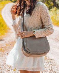 Torebka skórzana listonoszka DAN-A T223 beżowa. Brązowe torby na ramię DAN-A, bez wzorów, ze skóry, przez ramię, bez dodatków. Za 359.99 zł.