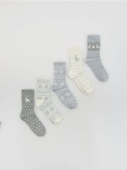 Skarpetki ze świątecznym motywem 5 pack - beżowy. Brązowe skarpety Reserved, bez wzorów. Za 49.99 zł.