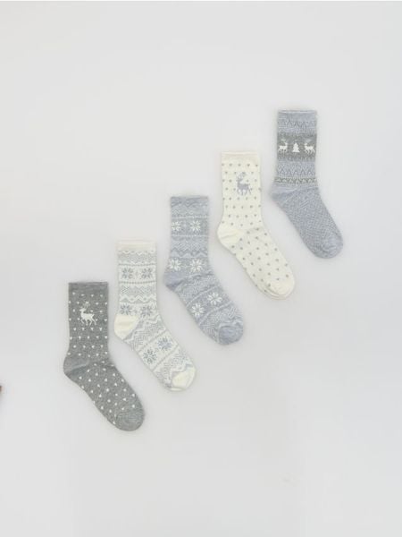 Skarpetki ze świątecznym motywem 5 pack - beżowy. Brązowe skarpety Reserved, bez wzorów. Za 49.99 zł.