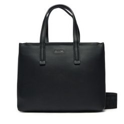 Torebka Calvin Klein. Czarne torebki klasyczne Calvin Klein, bez wzorów, bez dodatków. Za 329.99 zł.