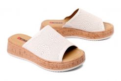 Artiker Relaks 58C0264, klapki damskie. Brązowe klapki Artiker Relaks, bez wzorów, ze skóry, bez obcasa, na koturnie. Za 194.90 zł.