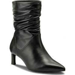 Botki STUART WEITZMAN - Demibenatar XO25963 Black Nappa. Czarne botki Stuart Weitzman, bez wzorów, z materiału, bez obcasa, na obcasie, bez zapięcia. W wyprzedaży za 1,299.00 zł.