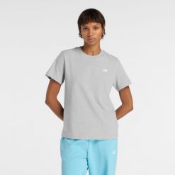 Koszulka damska New Balance WT41509AG – szara. Szare bluzki New Balance, xl, bez wzorów, z bawełny, eleganckie, bez kołnierzyka, bez ramiączek. Za 129.99 zł.