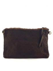 Amara Skórzana kopertówka "Violet" w kolorze brązowym - 35 x 25 x 2 cm rozmiar: onesize. Brązowe kopertówki Amara, bez wzorów, z materiału, przez ramię, bez dodatków. Za 335.02 zł.