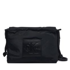 Torebka Calvin Klein. Czarne listonoszki Calvin Klein, bez wzorów, bez dodatków. Za 329.99 zł.