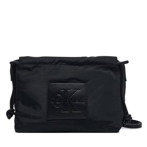 Torebka Calvin Klein. Czarne listonoszki Calvin Klein, bez wzorów, bez dodatków. Za 329.99 zł.