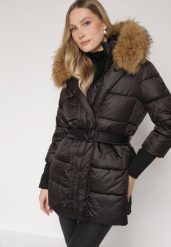 Czarna Kurtka z Pikowanymi Przeszyciami Paskiem i Kapturem z Futrem Lidanessa. Czarne kurtki narciarskie Born2be, l, bez wzorów, z dzianiny, narciarskie. Za 269.99 zł.