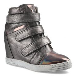 Sneakersy damskie Karino, lakierowana skóra naturalna zapinana na trzy rzepy i na płaskim obcasie, srebrno-szare, 1694-127-P. Szare botki Karino, z lakierowanej skóry, bez obcasa, na koturnie, bez zapięcia. Za 249.00 zł.