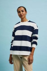 Bluza wkładana przez głowę w szerokie pasy granatowa. Bluzy MOODO, l, bez wzorów, bez kaptura. W wyprzedaży za 53.99 zł.