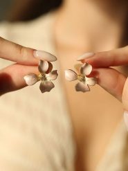 Pierres delicates Pozłacane kolczyki-wkrętki z masą perłową rozmiar: onesize. Różowe kolczyki Pierres delicates, z perłą, pozłacane. Za 39.99 zł.