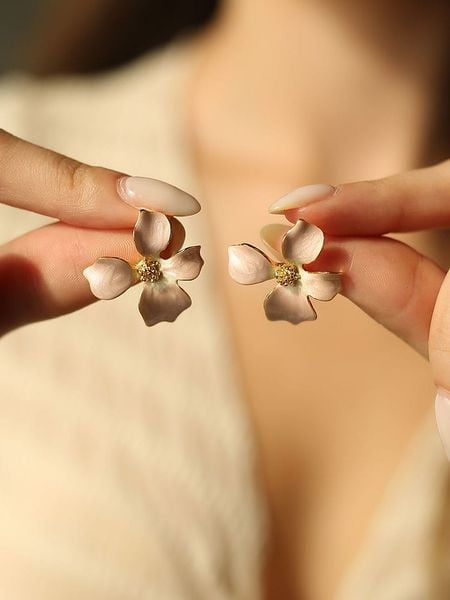 Pierres delicates Pozłacane kolczyki-wkrętki z masą perłową rozmiar: onesize. Różowe kolczyki Pierres delicates, z perłą, pozłacane. Za 39.99 zł.