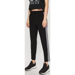 Tally Weijl - Spodnie. Czarne spodnie materiałowe TALLY WEIJL, na co dzień, bez wzorów, z elastanu. W wyprzedaży za 49.90 zł.