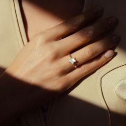 Pierścionek ze złota próby 585 z gwiazdką z masy perłowej. Żółte pierścionki Lilou, z perłą, złote. Za 1,198.00 zł.