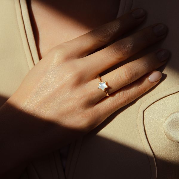 Pierścionek ze złota próby 585 z gwiazdką z masy perłowej. Żółte pierścionki Lilou, z perłą, złote. Za 1,198.00 zł.