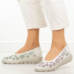 Białe skórzane baleriny damskie Filippo Dp7695/26. Białe baleriny Filippo, bez wzorów, z jeansu, bez obcasa. Za 219.00 zł.