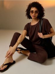 Klapki japonki z dekoracyjnym złotym detalem - brązowy. Brązowe klapki Sinsay, bez wzorów, bez obcasa. Za 49.99 zł.