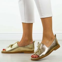 Złote Polskie sandały damskie Suzana Mal. Żółte sandały Suzana, z aplikacjami, ze skóry, eleganckie, bez obcasa, na płaskiej podeszwie, bez zapięcia. Za 179.00 zł.
