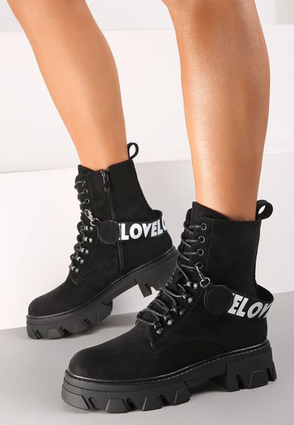 Czarne Botki Chyalose. Czarne botki Renee, z aplikacjami, za kostkę, bez obcasa, na płaskiej podeszwie, bez zapięcia. Za 109.99 zł.