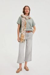 Wzorzysty szal beżowy. Brązowe szaliki MOODO, bez wzorów, z poliesteru. Za 49.99 zł.