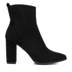 Botki DeeZee. Czarne botki DeeZee, bez wzorów, bez obcasa, na słupku, bez zapięcia. Za 199.99 zł.
