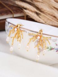 L'Atelier de Gaia Kolczyki-wkrętki z perłami rozmiar: onesize. Żółte kolczyki L'Atelier de Gaia, z perłą, z mosiądzu. Za 74.28 zł.