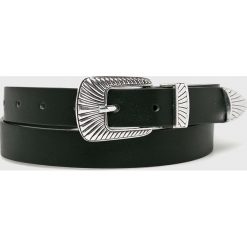 Pieces - Pasek. Czarne paski Pieces, bez wzorów, z materiału. W wyprzedaży za 29.90 zł.