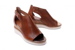 TAMARIS 28316-28 311 muscat, sandały damskie. Brązowe sandały Tamaris, bez wzorów, z gumy, bez obcasa, na koturnie, bez zapięcia. Za 359.90 zł.