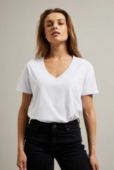 T-shirt z dekoltem w serek biały. Białe t-shirty MOODO, s, bez wzorów, z bawełny, bez kołnierzyka, bez ramiączek. W wyprzedaży za 13.99 zł.