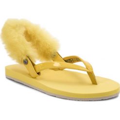 Sandały UGG - W Laalaa 1090387 W/Lyll. Żółte klapki UGG, bez wzorów, ze skóry ekologicznej, bez obcasa, bez zapięcia. W wyprzedaży za 189.00 zł.