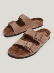 Pepe Jeans FOOTWEAR Skórzane klapki w kolorze brązowym rozmiar: 39. Brązowe klapki Pepe Jeans FOOTWEAR, bez wzorów, z jeansu, z otwartym noskiem, bez obcasa. Za 127.35 zł.