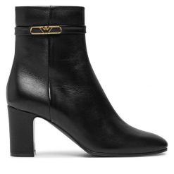 Botki Emporio Armani. Czarne botki Emporio Armani, bez wzorów, bez obcasa, na słupku, bez zapięcia. Za 2,649.00 zł.