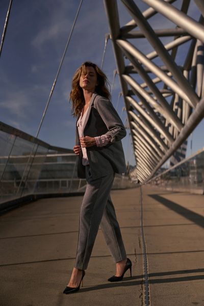 Marynarka z podwijanymi rękawami szara. Szare marynarki i żakiety MOODO, l, bez wzorów, z poliesteru. Za 179.99 zł.