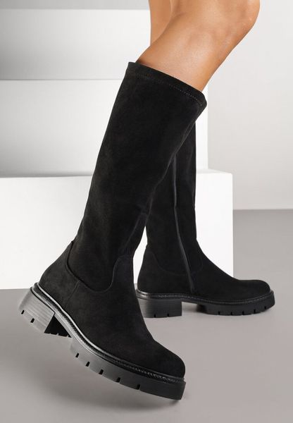 Czarne Kozaki z Imitacji Zamszu w Stylu Basic Fesamea. Czarne kozaki Renee, z jeansu, bez obcasa, na płaskiej podeszwie, bez zapięcia. Za 119.99 zł.