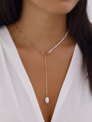 Nakkash Pozłacany naszyjnik z perłami syntetycznymi rozmiar: onesize. Żółte naszyjniki Nakkash, z perłą, metalowe. Za 69.91 zł.