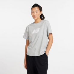 Koszulka damska New Balance WT43583AG – szara. Szare bluzki New Balance, xl, bez wzorów, z materiału, klasyczne, bez kołnierzyka, bez ramiączek. Za 129.99 zł.