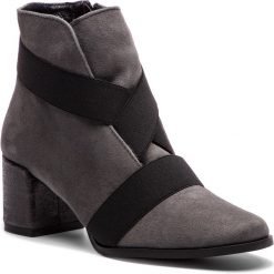 Botki MACIEJKA - 03830-03/00-3 Popiel. Szare botki Maciejka, bez wzorów, ze skóry, bez obcasa, na obcasie, bez zapięcia. W wyprzedaży za 229.00 zł.