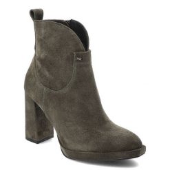 Zielone Botki Karino Modne Buty Damskie. Zielone botki Karino, na zimę, z aplikacjami, z materiału, bez obcasa, bez zapięcia. Za 399.00 zł.