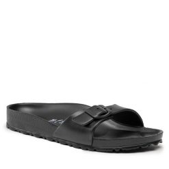 Klapki Birkenstock. Czarne klapki Birkenstock, bez wzorów, bez obcasa. Za 159.99 zł.