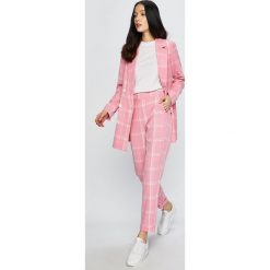 Vero Moda - Żakiet. Czerwone marynarki i żakiety Vero Moda, bez wzorów, z elastanu, casualowe. W wyprzedaży za 139.90 zł.