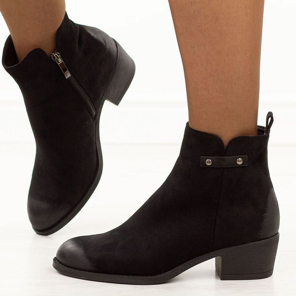 Czarne zamszowe botki damskie Potocki 12752. Czarne botki POTOCKI, na jesień, bez wzorów, z jeansu, z okrągłym noskiem, bez obcasa, na obcasie, bez zapięcia. W wyprzedaży za 188.34 zł.